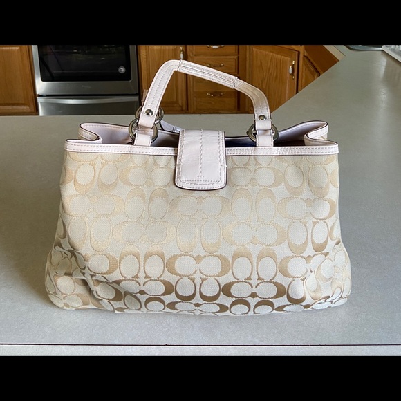 Coach purse. - Picture 3 of 16